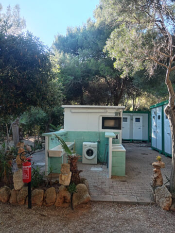 Zona docce e lavanderia